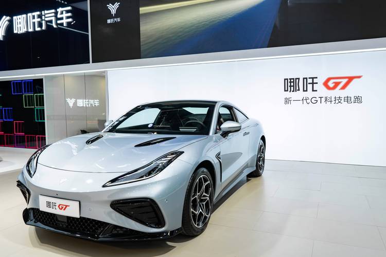 东莞208哪吒汽车在智能汽车领域的表现，领途汽车在新能源汽车市场中的影响力